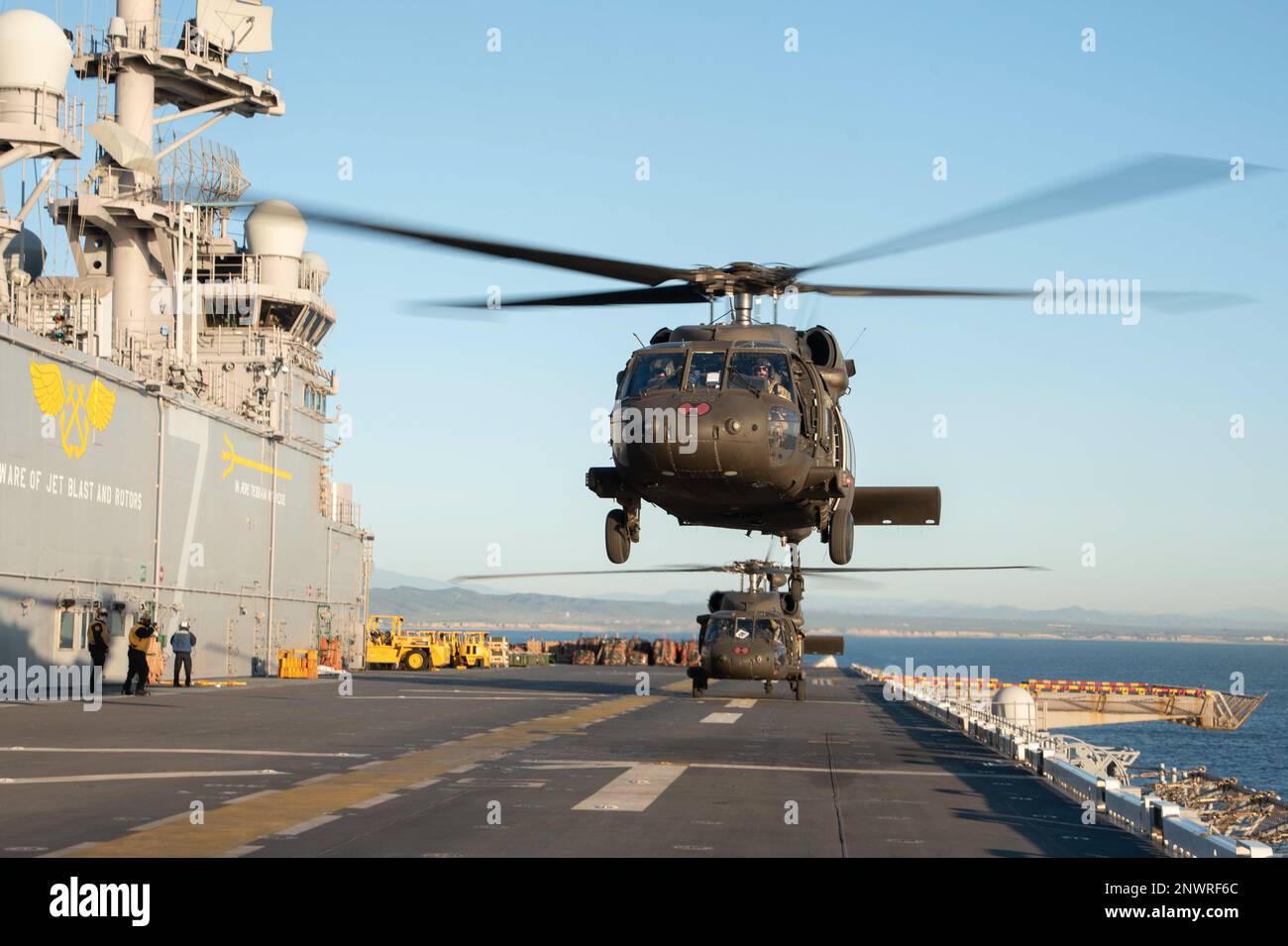 230124-N-XN177-2014 OCÉAN PACIFIQUE (24 JANVIER 2023) – UN U.S. L'hélicoptère de l'armée UH-60 Black Hawk affecté à la Brigade de l'aviation de combat 16th prend son envol du porte-avions amphibie USS Tripoli (LHA 7) le 24 janvier 2023. Tripoli mène actuellement des opérations de routine dans la flotte américaine 3rd. Banque D'Images