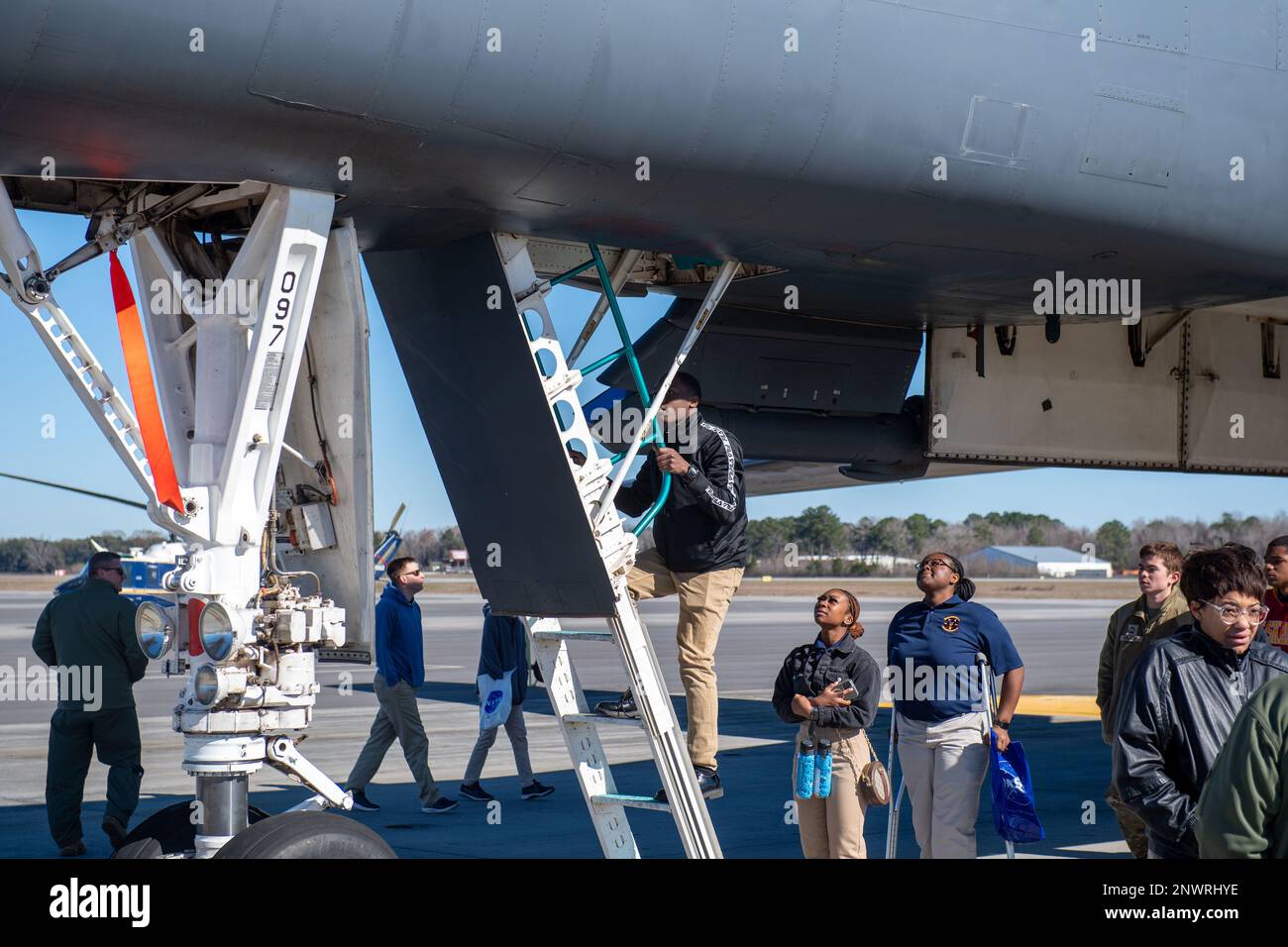 Des étudiants locaux explorent un danseur B-1B affecté au 9th Bomb Squadron au cours de la troisième journée d'accélération du Legacy 2023 à la joint base Charleston, Caroline du Sud, le 18 février 2023. Les élèves des écoles primaires, moyennes et secondaires locales ont passé la journée sur la ligne aérienne de la base interarmées de Charleston, en interagissant avec des aviateurs, en visitant divers avions de la Force aérienne et en volant. Banque D'Images