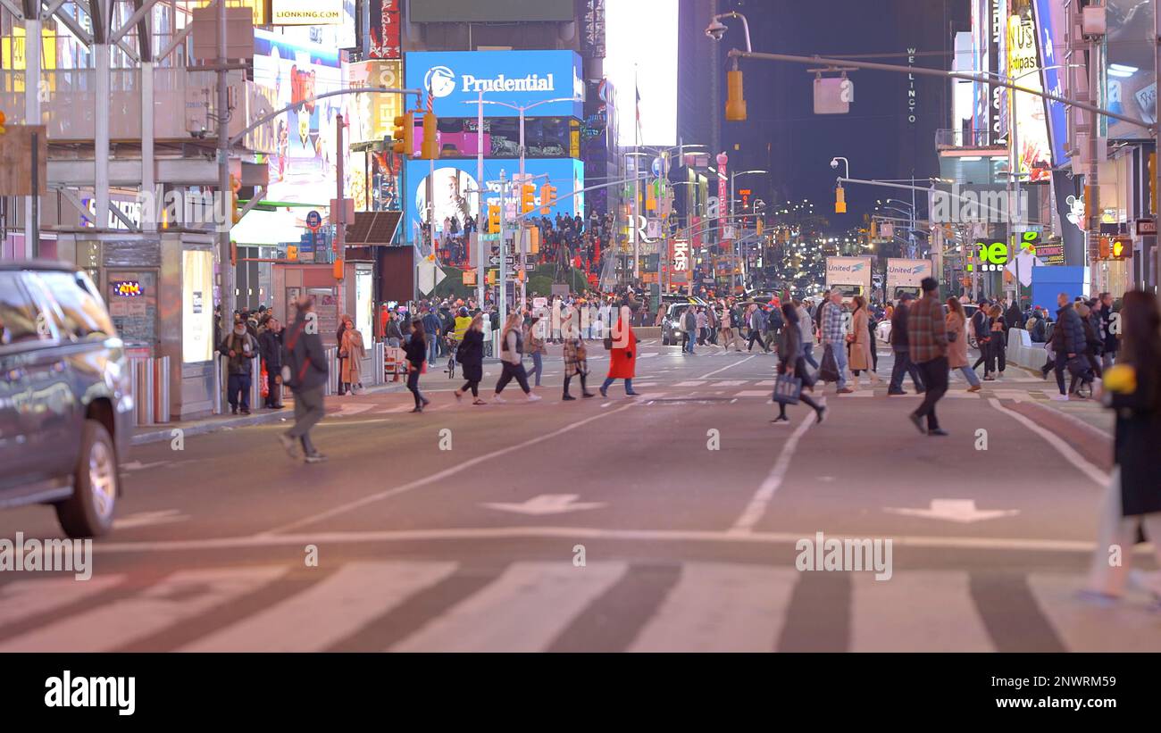 Une foule énorme traverse la rue à Times Square - NEW YORK CITY, USA - 14 FÉVRIER 2023 Banque D'Images