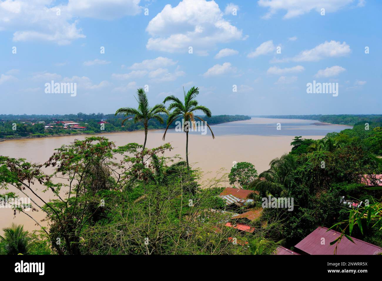 Vue sur la rivière Madre de Dios, Puerto Maldonado, Pérou Banque D'Images