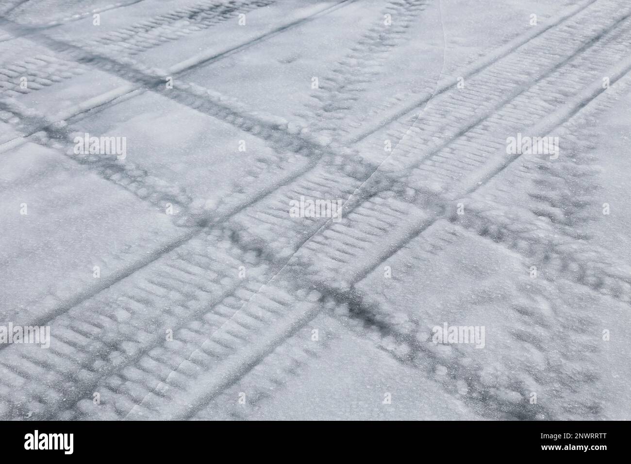 Voies du véhicule sur la rivière gelée, province de Québec, Canada Banque D'Images