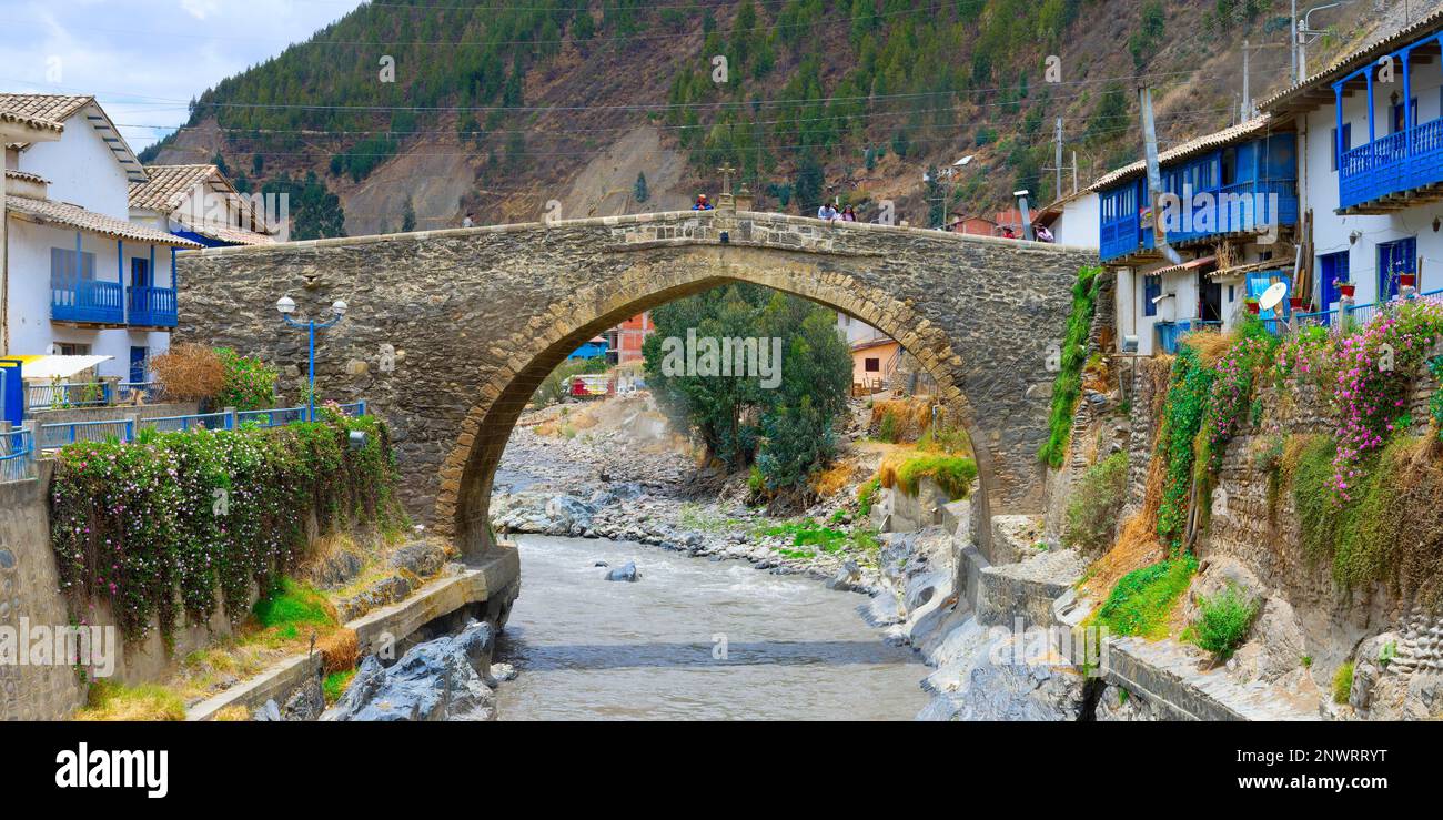 Pont King Charles III, Paucartambo, région de Cusco, Pérou Banque D'Images