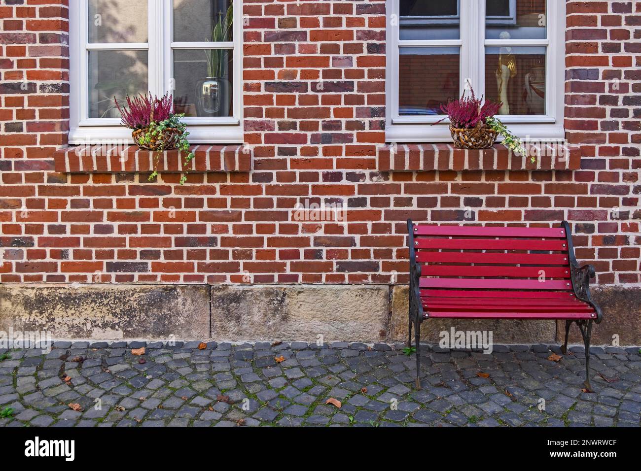 Façade de maison avec banc Banque D'Images