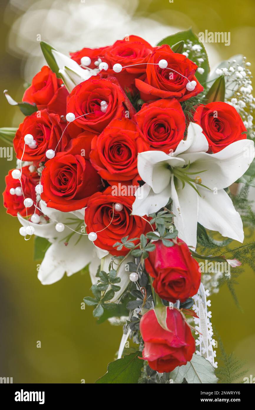 Bouquet de mariée avec roses rouges Banque D'Images