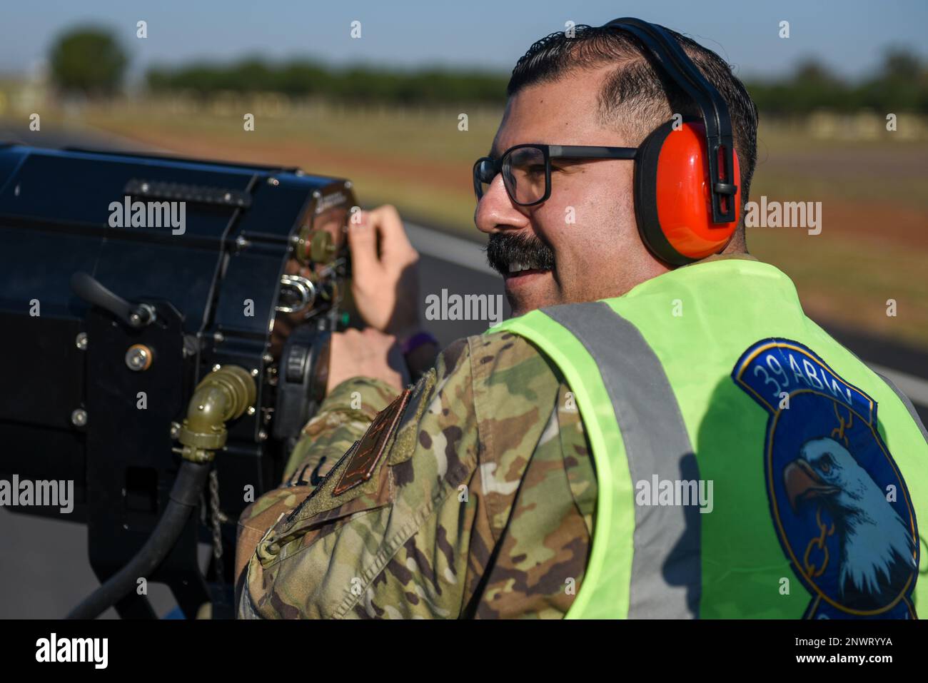 ÉTATS-UNIS Tech. De la Force aérienne Le Sgt Alberto Lopez Gonzalez Jr., un responsable de la sécurité des armes affecté au bureau de sécurité de l'aile de la base aérienne 39th, utilise un dispositif de transport acoustique à longue portée qui fait voler les oiseaux de la ligne de vol à la base aérienne d'Incirlik, Turquie, le 20 janvier 2023. L'équipe des risques de grève des oiseaux effectue des procédures de sécurité de routine pour les lignes de vol afin de s'assurer que la piste est opérationnelle. Ils utilisent de nombreux outils de dissuasion de la faune, notamment un dispositif de mise en grêle acoustique longue portée, qui fonctionne comme un haut-parleur ciblé, et des systèmes laser non létaux. Banque D'Images