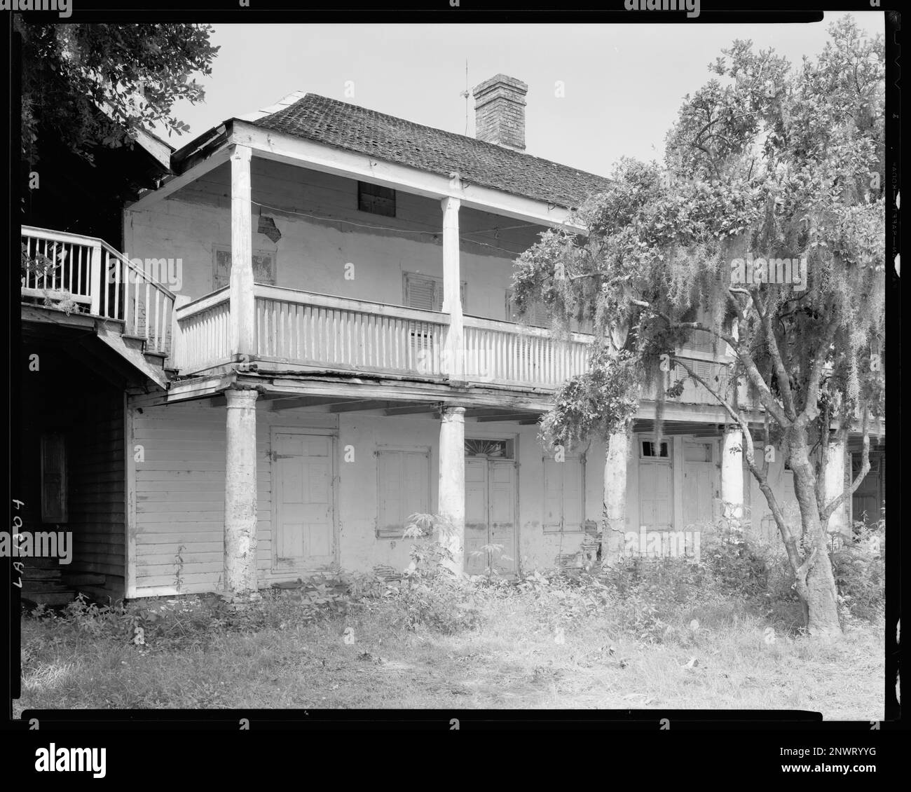 Ormond Plantation, St. Rose, St. Paroisse de Charles, Louisiane. Carnegie Etude de l'architecture du Sud. États-Unis, Louisiane, St. Paroisse de Charles, St. Rose, bâtiments abandonnés, balcons, colonnes, mousse espagnole. Banque D'Images