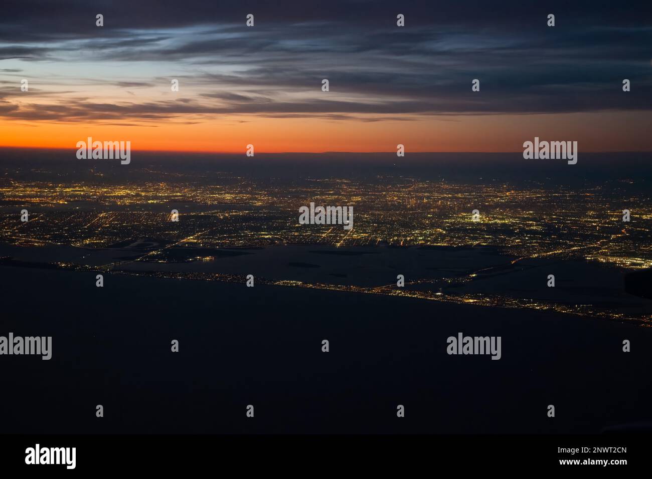 Vue aérienne de Manhattan au coucher du soleil depuis l'avion Comertial Banque D'Images