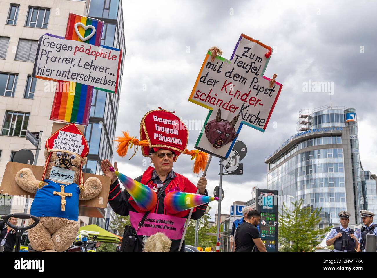 Critique de l'Église catholique, la protestation exige l'admission de la femme dans les bureaux importants de l'église, critique la gestion de l'abus scandale, allemand Banque D'Images