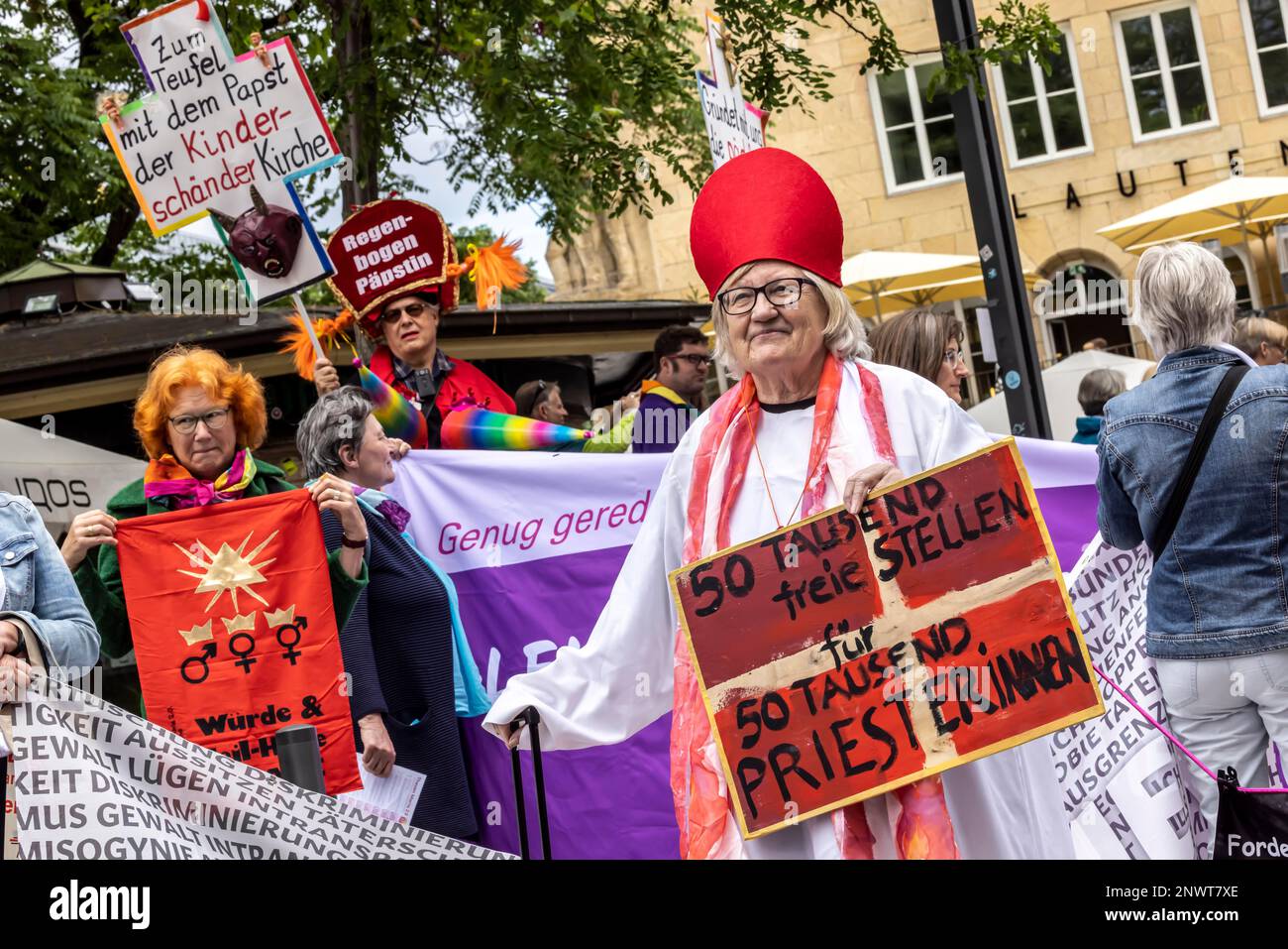 Critique de l'Église catholique, la protestation exige l'admission de la femme dans les bureaux importants de l'église, critique la gestion de l'abus scandale, allemand Banque D'Images