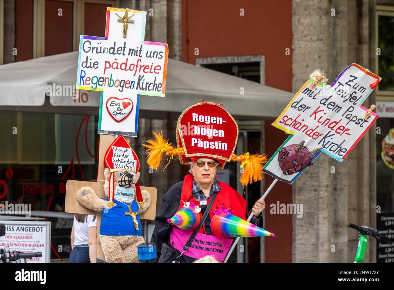 Critique de l'Église catholique, la protestation exige l'admission de la femme dans les bureaux importants de l'église, critique la gestion de l'abus scandale, allemand Banque D'Images