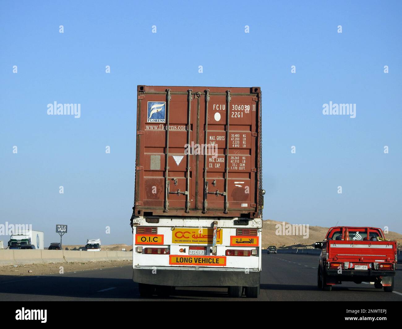 Giza, Egypte, 26 janvier 2023: Camion à plateau gros véhicule avec un conteneur d'expédition en acier sur une autoroute en Egypte, service d'expédition et de livraison con Banque D'Images