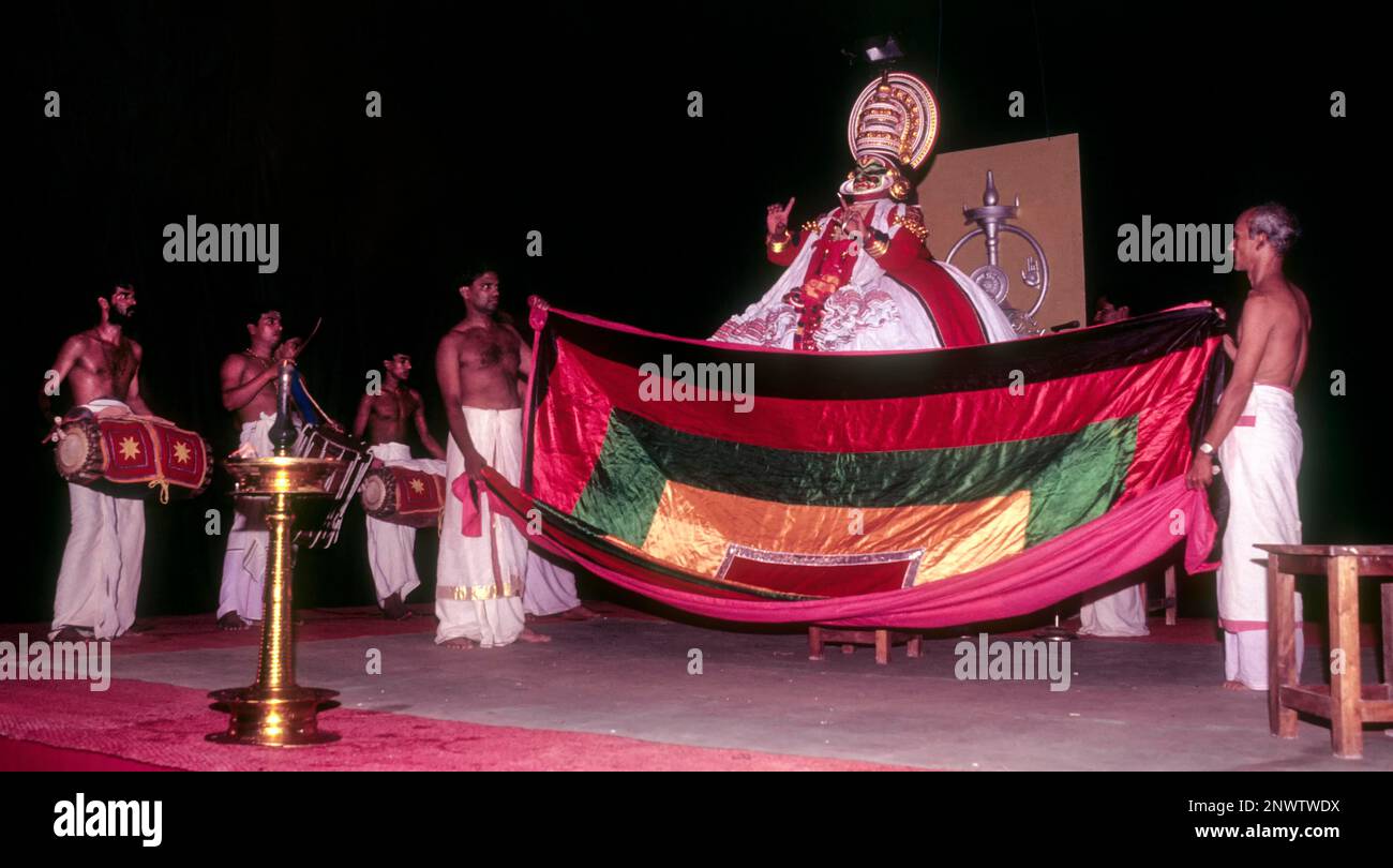 Pacha Green noble personnage à Kathakali, Kerala Kalamandalam, Cheruthuruthy près de Sanorur, Kerala, Inde du Sud, Inde, Asie Banque D'Images