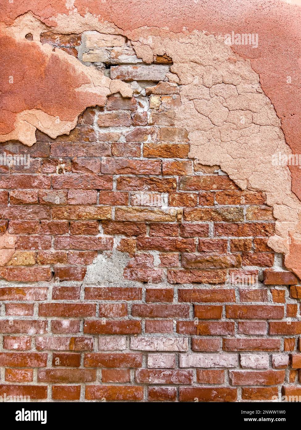 Reste de peinture rouge pâle sur le mur de briques d'un ancien bâtiment. Arrière-plan de la paroi dans le style de lissage de conception. Grunge brun rougeâtre avec espace de copie. Banque D'Images Reste de peinture rouge pâle sur le mur de briques d'un ancien bâtiment. Arrière-plan de la paroi dans le style de lissage de conception. Grunge brun rougeâtre avec espace de copie. Banque D'Images