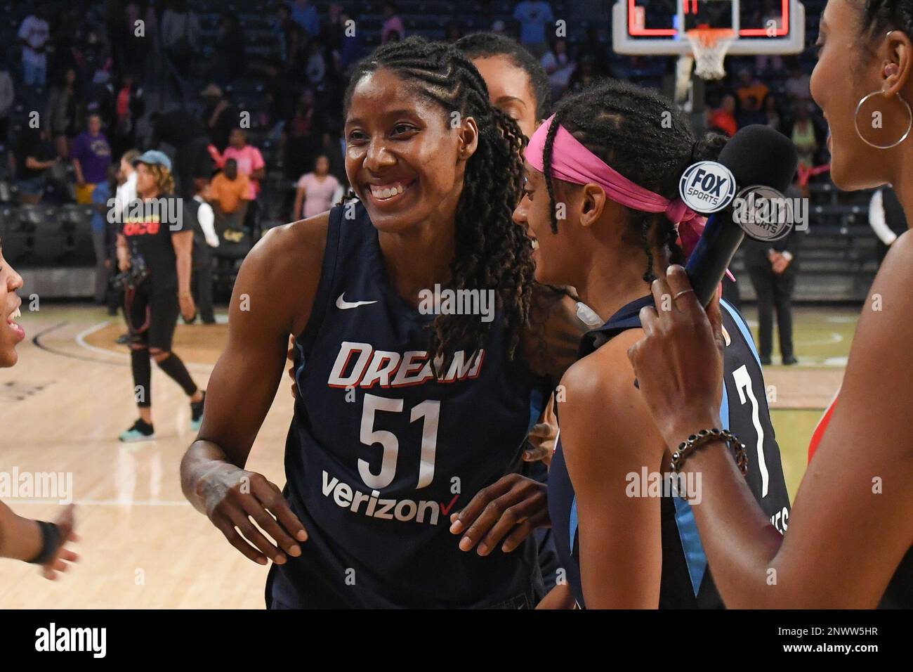 ATLANTA, GA – AUGUST 09: Atlanta's Jessica Breland (51) is surrounded by teammates after scoring 19 points during the WNBA game between Atlanta and Los Angeles on August 9th, 2018 at Hank McCamish Pavilion in Atlanta, GA. The Atlanta Dream defeated the Los Angeles Sparks by a score of 79 – 73. (Photo by Rich von Biberstein/Icon Sportswire) (Icon Sportswire via AP Images) Banque D'Images