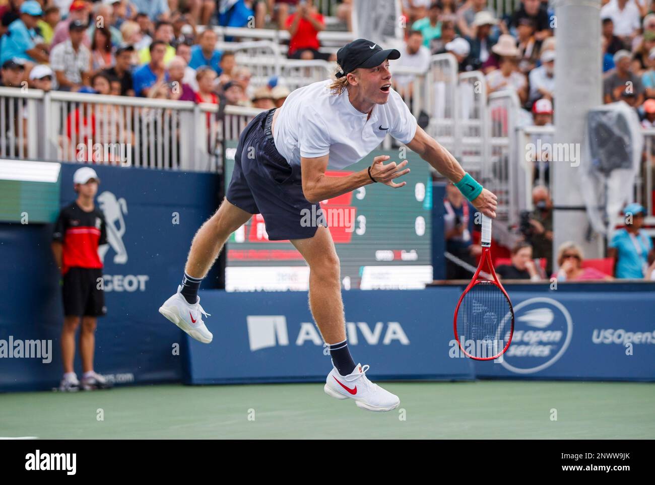 Canada's Denis Shapovalov serves to Italy's Fabio Fognini during the Rogers Cup men’s tennis tournament in Toronto, Wednesday, Aug. 8, 2018. (Mark Blinch/The Canadian Press via AP) Banque D'Images