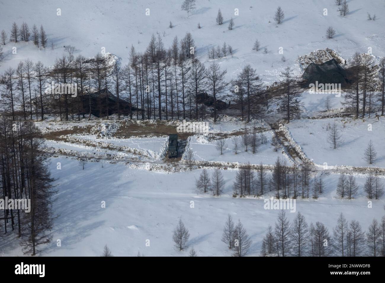 ÉTATS-UNIS Marines avec 3D Bataillon, 12th Marines établissent des positions de tir temporaire pendant le Programme d'entraînement à la réinstallation de l'Artillerie 22,4 dans la zone de manœuvre de Yusubetsu, Hokkaido (Japon), le 1 février 2023. Les compétences développées à l'ARTP augmentent la compétence et la préparation de la seule unité d'artillerie déployée en permanence dans le corps des Marines, leur permettant de fournir des feux indirects de précision. Banque D'Images