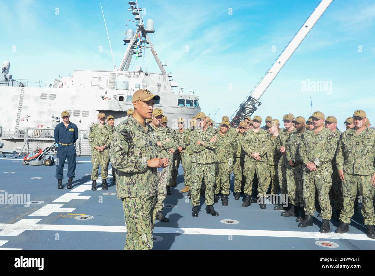 230112-N-ZS023-0036 SAN DIEGO (12 janvier 2023) le capitaine Michael Clavero, chef d’état-major de l’escadron 1 du navire de combat littoral, prononce des remarques à l’équipage du navire de combat littoral Independence-variant USS Mobile (LCS 26) Blue et Gold lors d’une cérémonie d’échange de commandement sur le pont de vol du navire, janvier 12. Les navires de combat littoraux sont des combattants de surface rapides, avec un personnel optimal et adaptés aux missions, qui opèrent dans des environnements proches du rivage et en pleine mer, ce qui permet de vaincre les menaces côtières du 21st siècle. Le système LCS s'intègre à des équipes conjointes, combinées, avec personnel et sans personnel pour prendre en charge la présence directe, la sécurité maritime, Banque D'Images