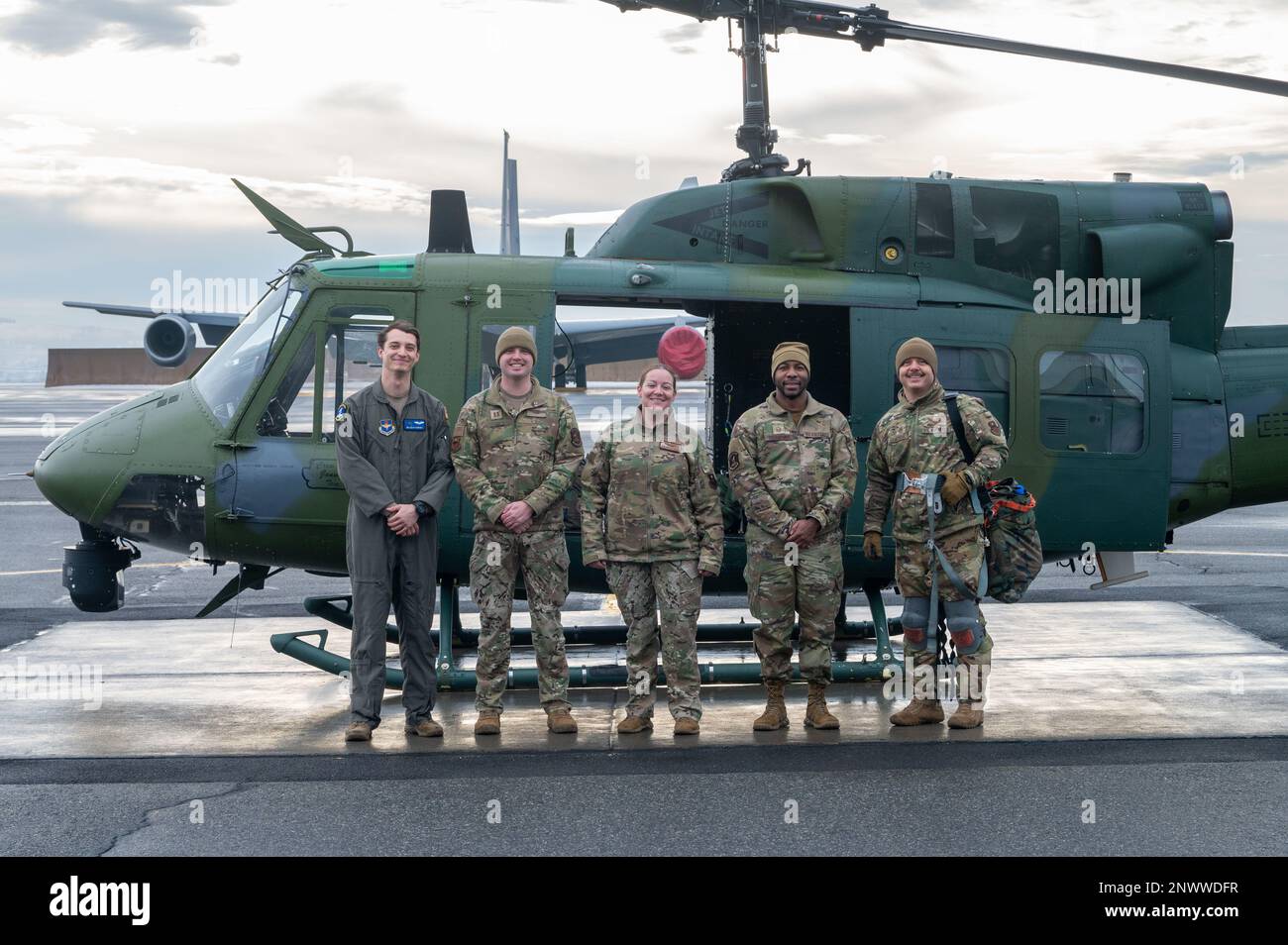 ÉTATS-UNIS Les membres de l’équipage de la Force aérienne du 36th Escadron de sauvetage posent avec LE NUMÉRO UH-1N Huey 6648 après avoir terminé l’heure de vol de l’hélicoptère de 20 00th heures à la base aérienne de Fairchild, Washington, le 13 janvier 2023. UH-1N Huey numéro 6648 est arrivé à Fairchild en mars 1971, réalisant toutes les heures de fonctionnement attribuées aux 36th missions de soutien à la recherche et au sauvetage et à la formation à l'école de survie. Banque D'Images