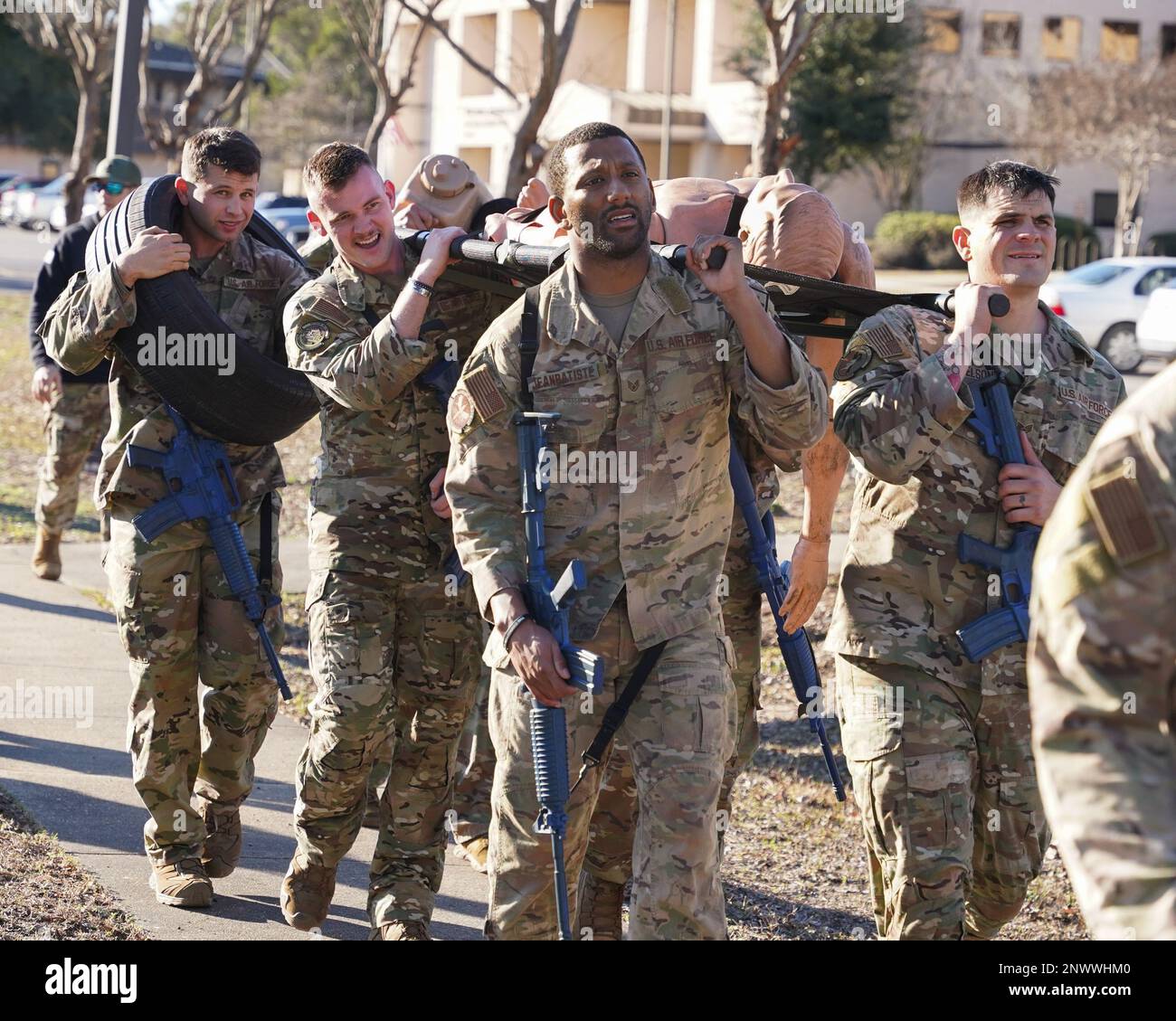 Les candidats à l'entraînement de l'élément d'intervention au sol des aéronefs déployés (AGRE) au sein de l'escadron d'entraînement au combat des opérations spéciales 371st organisent une marche d'équipement pour démarrer le premier jour d'un nouveau cours à Hurlburt Field, en Floride, le 23 janvier 2023. Le cours DAGRE produit des commandos aériens hautement qualifiés des forces de sécurité, préparés pour effectuer un large éventail de missions spéciales des forces de sécurité. La marche a donné aux instructeurs l'occasion de surveiller les compétences de l'étudiant en matière de formation d'équipe, de leadership et de résolution de problèmes. Banque D'Images