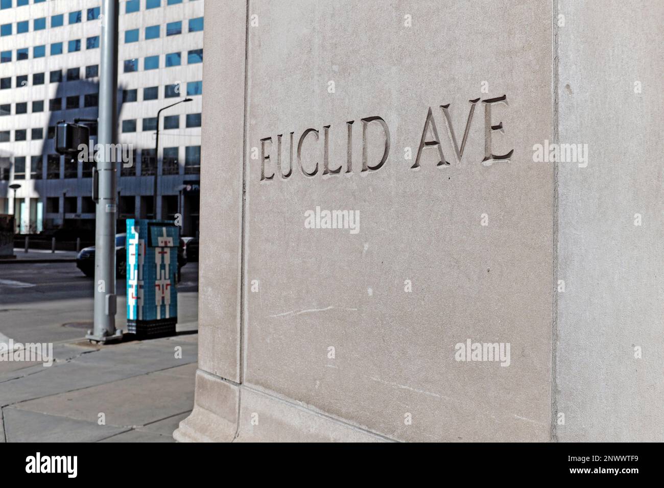 Euclid Avenue, la principale artère est-ouest à travers le centre-ville de Cleveland, Ohio, États-Unis a son nom inscrit à l'angle d'Euclid et East 9th. Banque D'Images
