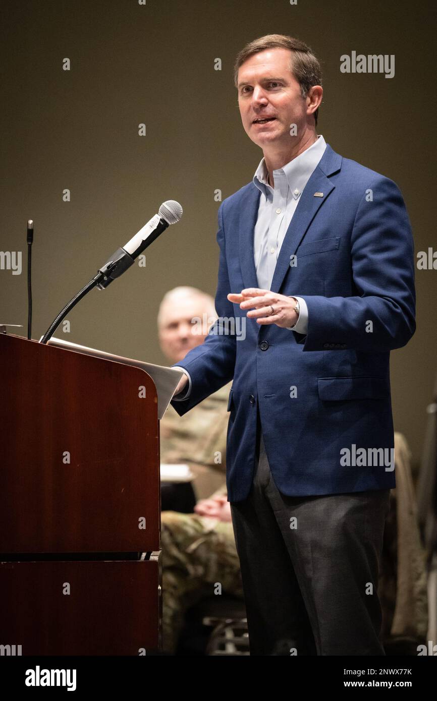 Kentucky Gov. Andy Beswear s'adresse à plus de 900 soldats et aviateurs de la Garde nationale du Kentucky lors de la Journée du développement du leadership, qui s'est tenue au Centre d'exposition du Kentucky à Louisville, Ky., le 5 février 2023. L'événement, pour les officiers et les troupes de rang supérieur, a également comporté des présentations des États-Unis Lieutenant général de la Force aérienne Marc Sasseville, vice-chef du Bureau de la Garde nationale; États-Unis Major de l'armée le général Troy Galloway, commandant adjoint de la Garde nationale de l'armée; États-Unis Général de l'armée Mark Landes, commandant de la première armée de l'est; États-Unis Général de l'armée Haldane Lamberton, adjudant général du Commonwealth Banque D'Images