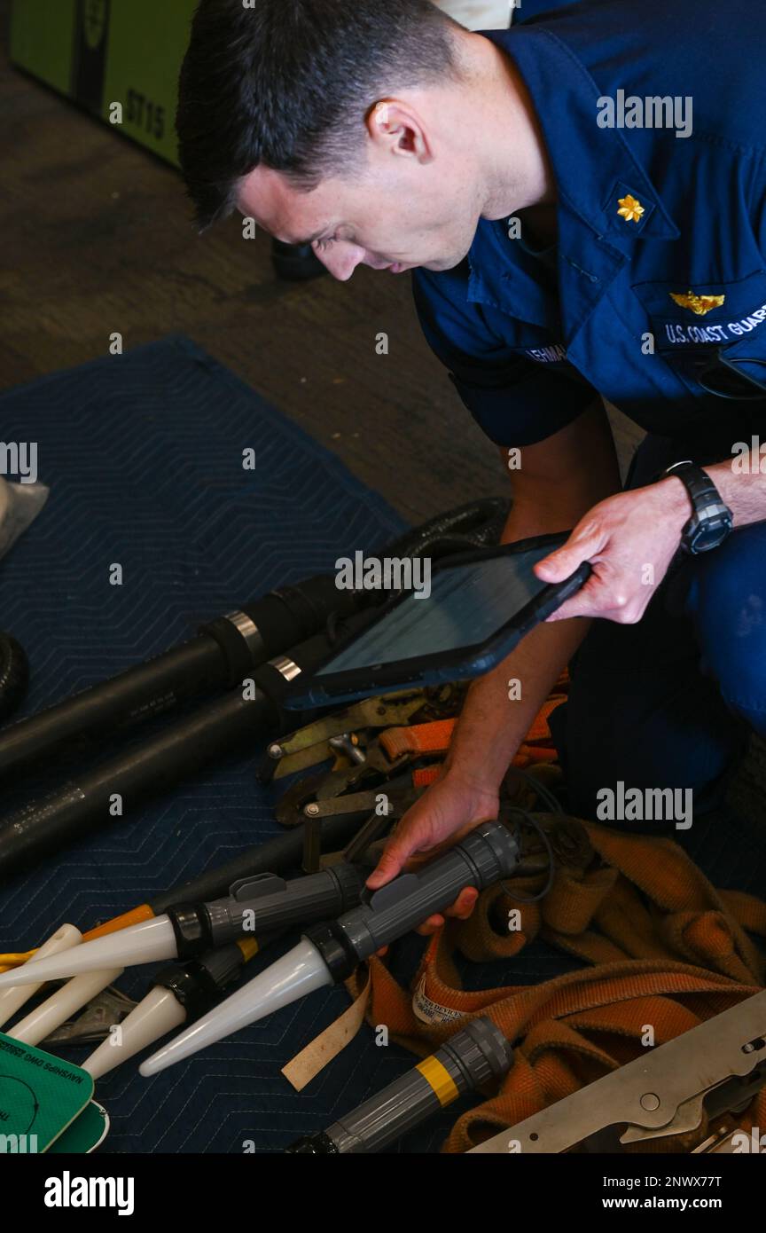 ÉTATS-UNIS Garde côtière Lt. Cmdr. Harry Lehman, un instructeur du centre de formation en aviation Mobile, examine l'équipement lors d'une inspection des normes sur la pierre de l'USCGC (LMSM 758) dans l'océan Atlantique, le 11 janvier 2023. Stone est le neuvième couteau de sécurité nationale de classe Legend de la flotte de la Garde côtière et actuellement des propriétaires à Charleston, Caroline du Sud. Banque D'Images