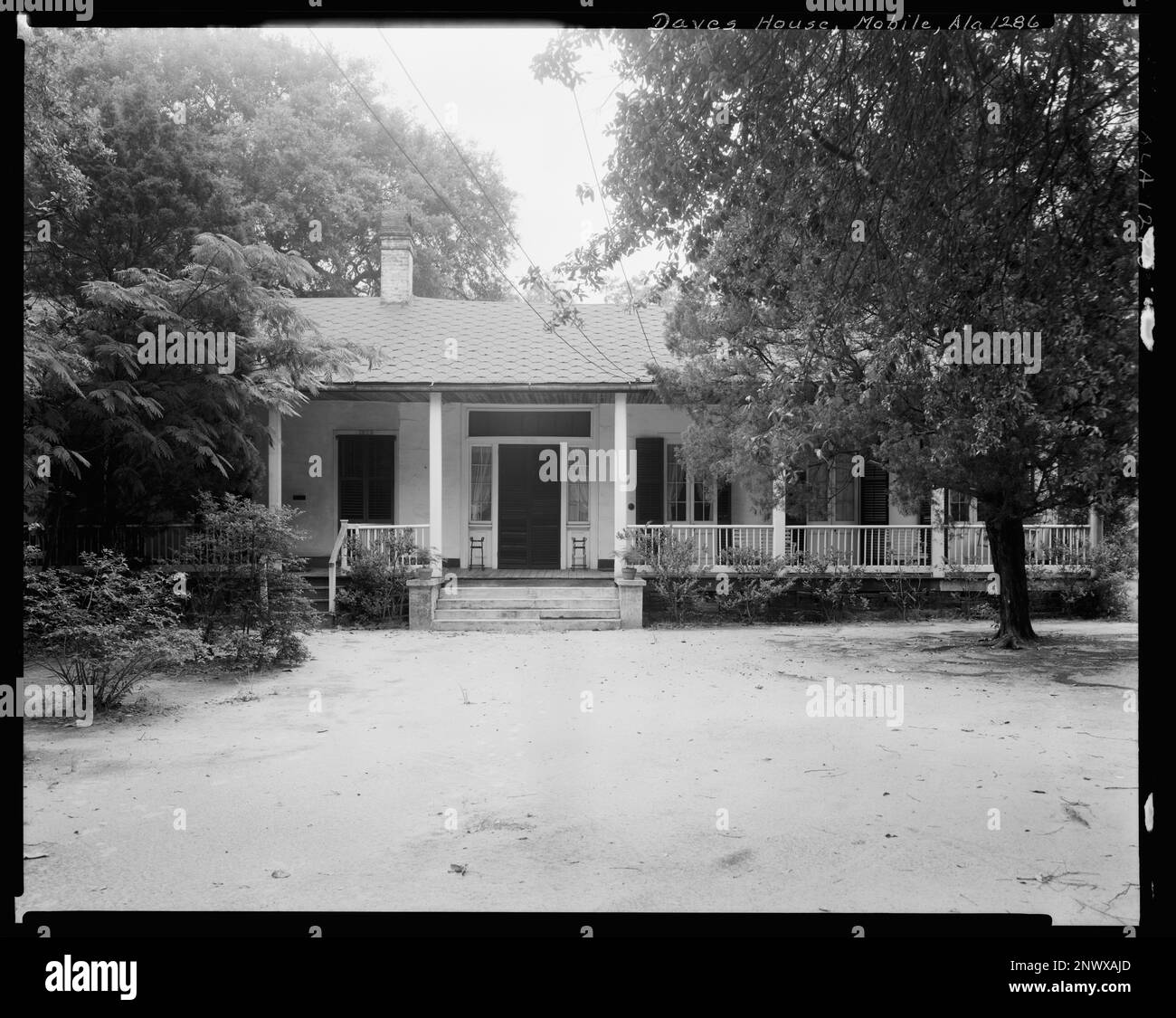 Gates Daves House, 1570, rue Dauphin, Mobile, Comté de Mobile, Alabama. Carnegie Etude de l'architecture du Sud. États-Unis, Alabama, Mobile County, Mobile, Maisons, Porches, Collonnettes. Banque D'Images