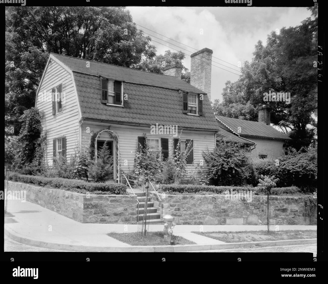 Résidence de Mme Peter V. Daniels, rue Charles et Fauquier, Fredericksburg, Virginie. Carnegie Etude de l'architecture du Sud. États-Unis Virginia Fredericksburg, toits de Gambourin, Maisons. Banque D'Images