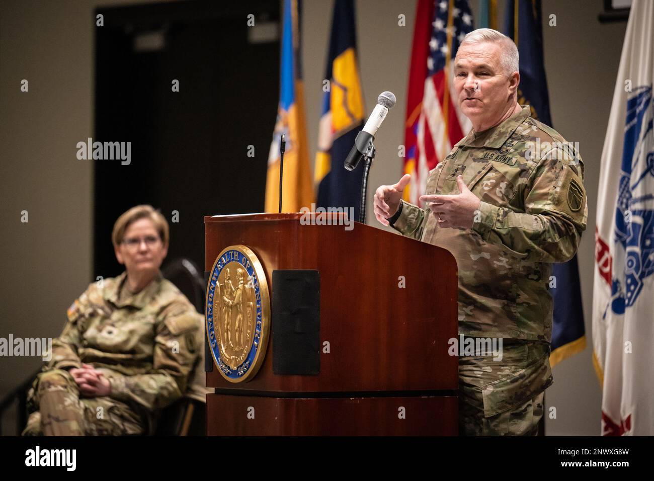 ÉTATS-UNIS Le général de division de l'armée Haldane Lamberton, adjudant général du Commonwealth du Kentucky, s'adresse à plus de 900 soldats et aviateurs de la Garde nationale du Kentucky lors de la Journée du développement du leadership, qui s'est tenue au Centre d'exposition du Kentucky à Louisville, Ky., le 5 février 2023. L'événement, pour les officiers et les troupes de rang élevé, a également présenté des exposés de Kentucky Gov. Andy Beshaar ; États-Unis Lieutenant général de la Force aérienne Marc Sasseville, vice-chef du Bureau de la Garde nationale; États-Unis Major de l'armée le général Troy Galloway, commandant adjoint de la Garde nationale de l'armée; États-Unis Général de l'armée Mark Landes, commandant de Banque D'Images