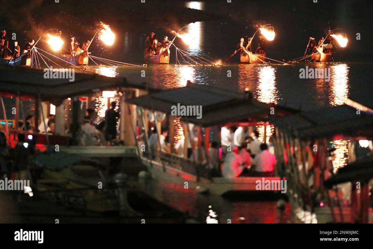 Tourists enjoy viewing Japanese traditional fishing Ukai, cormorant fishing, on boats at Nagara River in Gifu City, Gifu Prefecture on July 25, 2018. The boat operation restarted on the same day. Rainfall over the few days to July 8 caused widespread flooding and landslides, in the western part of Japan and the fishing itself had been stopping until July 13.( The Yomiuri Shimbun via AP Images ) Banque D'Images