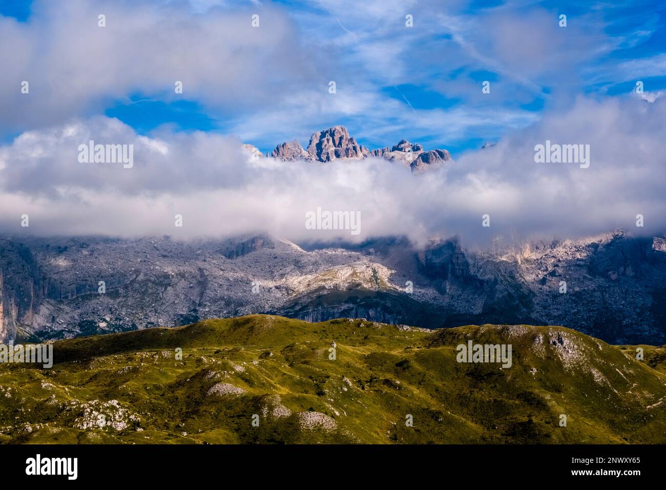 CIMA Falkner à la principale aire de répartition des Dolomites de Brenta, partiellement enveloppée de nuages, vue de la cabane de montagne Rifugio Spinale. Banque D'Images