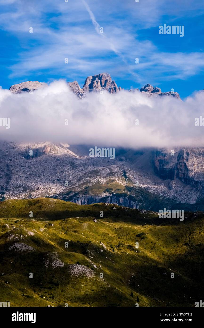 CIMA Falkner à la principale aire de répartition des Dolomites de Brenta, partiellement enveloppée de nuages, vue de la cabane de montagne Rifugio Spinale. Banque D'Images