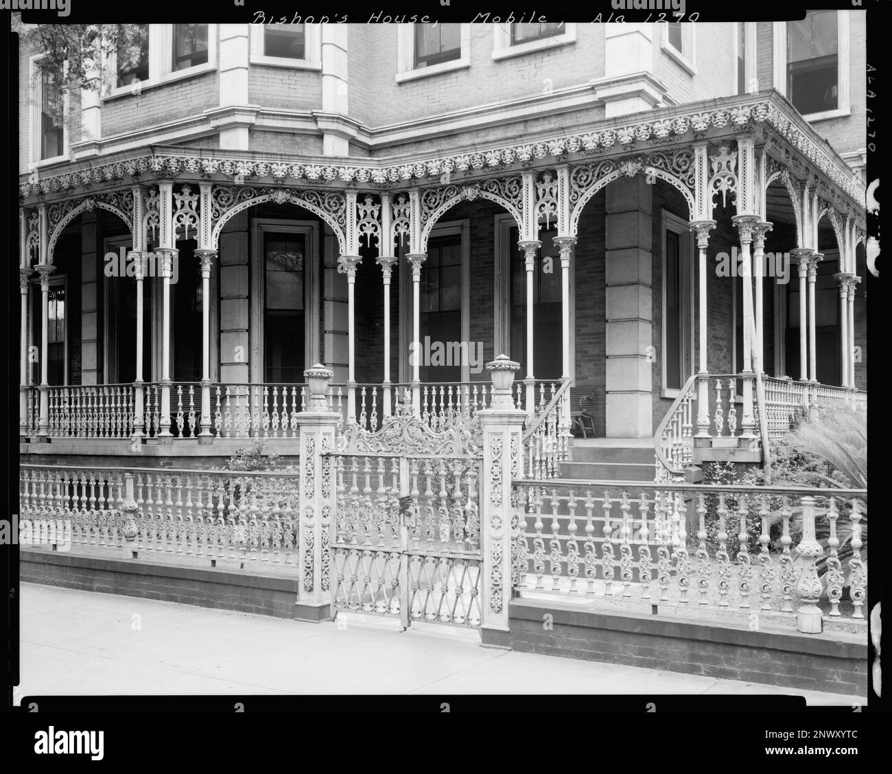 Bishop's House, 400 Government St., Mobile, Mobile County, Alabama. Carnegie Etude de l'architecture du Sud. États-Unis, Alabama, Mobile County, Mobile, Fences, Portes, fer à souder, balustres, porches. Banque D'Images Bishop's House, 400 Government St., Mobile, Mobile County, Alabama. Carnegie Etude de l'architecture du Sud. États-Unis, Alabama, Mobile County, Mobile, Fences, Portes, fer à souder, balustres, porches. Banque D'Images
