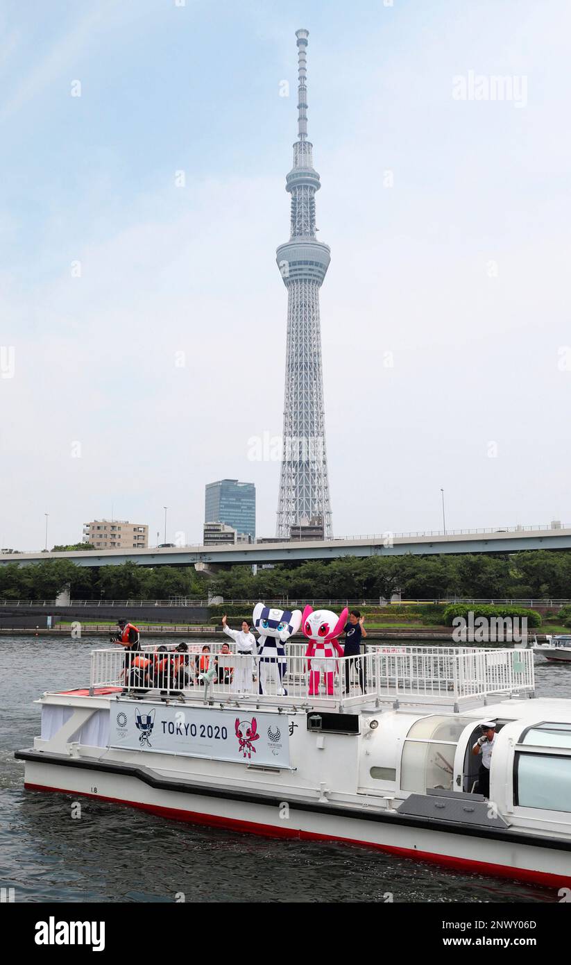 "MIRAITOWA" (L), a mascot of Tokyo 2020 Olympic Games, and "SOMEITY"(R), a mascot of Tokyo 2020 Paralympic Games, parade on the water in Tokyo on July 22, 2018. "MIRAITOWA" means future and eternity, and "SOMEITY" means Someiyoshino (representative Japanese cherry) and so mighty. 2020 Summer Olympics is scheduled to take place from 24 July to 9 August. ( The Yomiuri Shimbun via AP Images ) Banque D'Images