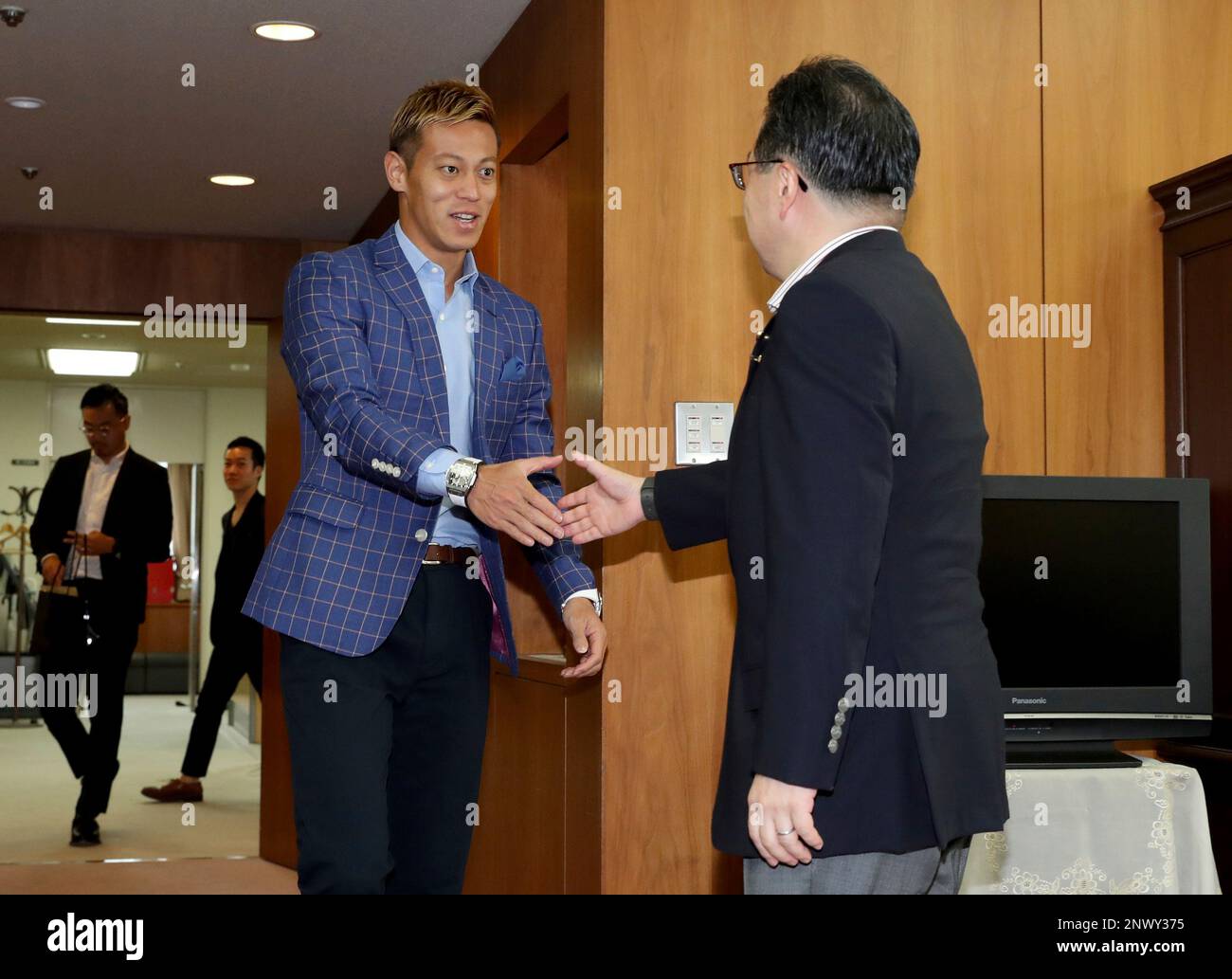 Keisuke Honda (L), a Japanese professional footballer, meets Hiroshige Seko, Minister of Economy, Trade and Industry at the Ministry in Tokyo on July 21, 2018. Seko demanded Honda to cooperate with a support project of venture corporations to start operations overseas and also to lure World Expo to Osaka. Keisuke Honda meets Minister of Economy, Trade and Industry at the Ministry. ( The Yomiuri Shimbun via AP Images ) Banque D'Images