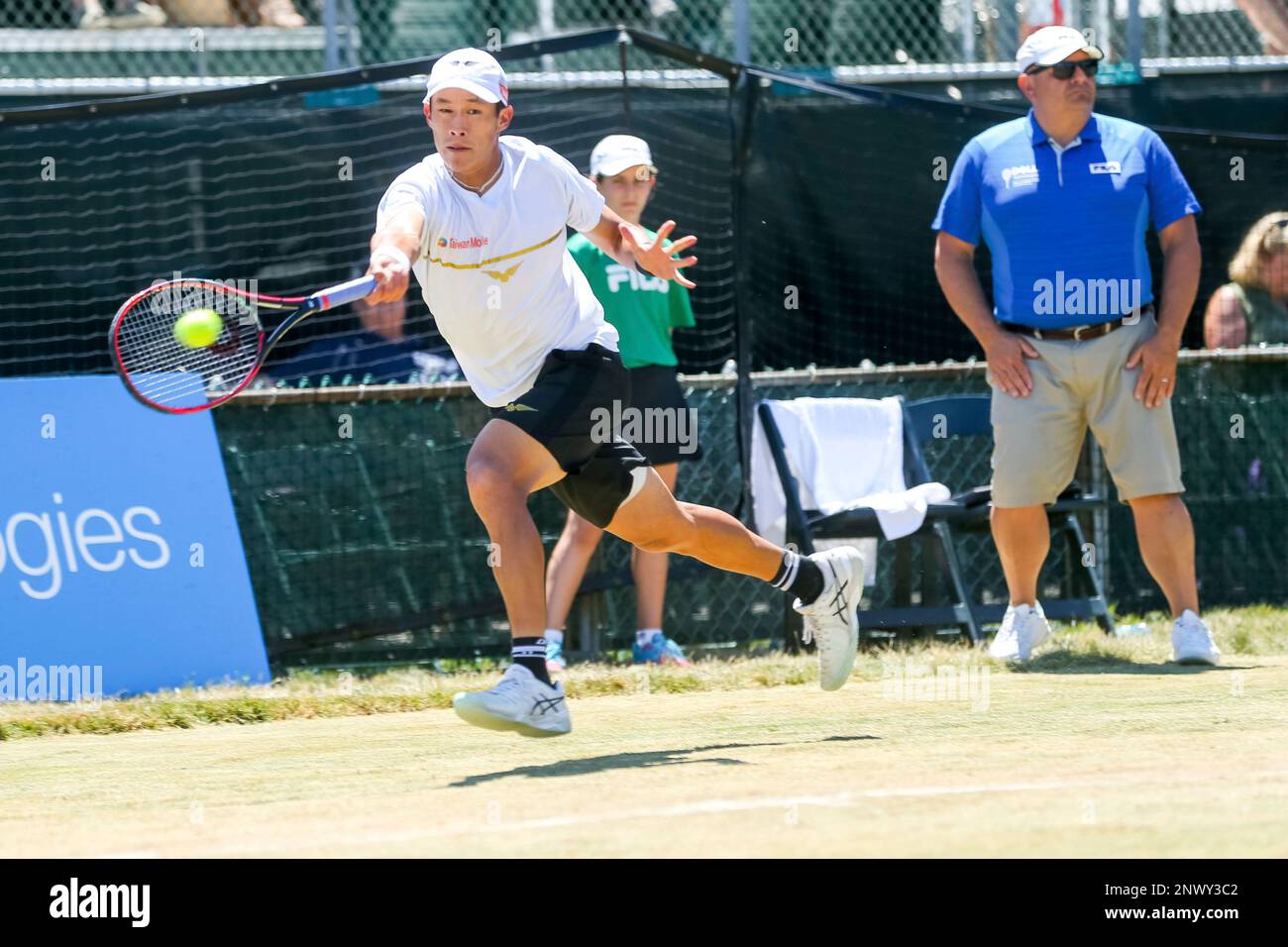 NEWPORT, RI - JULY 19: Jason Jung (TPE) returns to Tim Smyczek (USA) during their quarterfinal match up of the Dell Technologies Hall of Fame Open at the International Tennis Hall of Fame in Newport, Rhode Island on July 19, 2018. Smyczek won the match 6-1, 7-5, 6-4 and advanced to the semifinals. (Photo by Andrew Snook/Icon Sportswire) (Icon Sportswire via AP Images) Banque D'Images