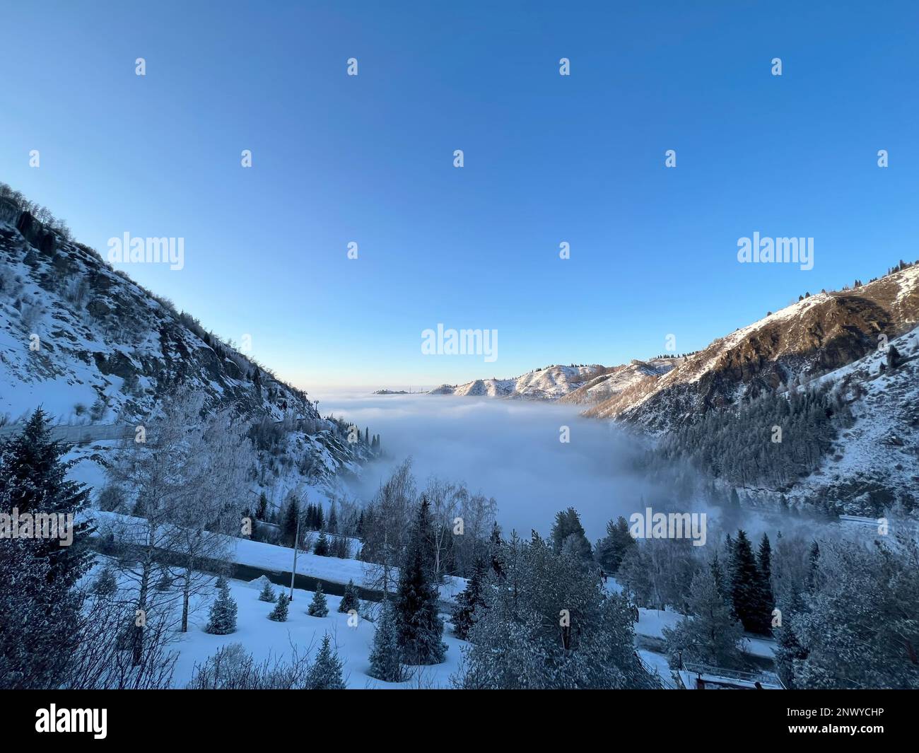 Vue du barrage sur la patinoire Medeo. Il est situé dans la vallée de montagne de la ville d'Almaty, au Kazakhstan. Vue depuis les montagnes au-dessus du CLO Banque D'Images