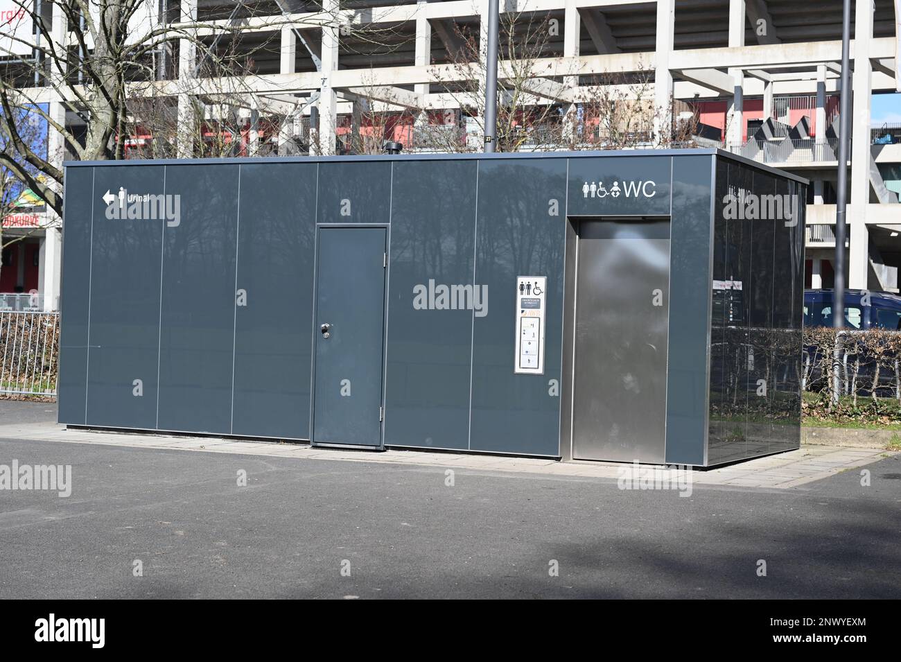 Cologne, Allemagne. 28th févr. 2023. La nouvelle installation publique de toilettes AWB avec urinoir et des toilettes accessibles aux personnes handicapées devant le stade Rheinenergie crédit: Horst Galuschka/dpa/Alay Live News Banque D'Images