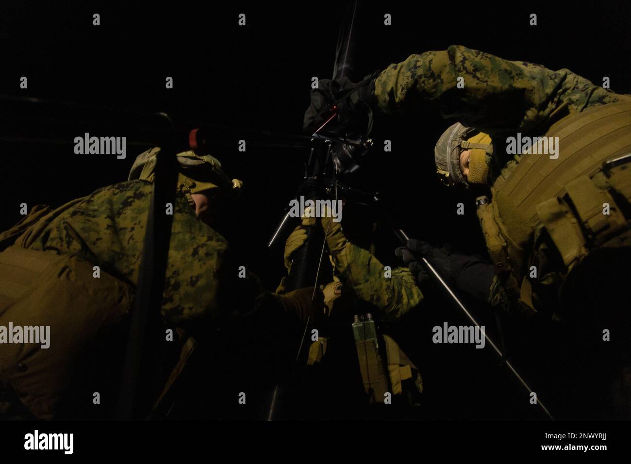 ÉTATS-UNIS Marines avec 3D Bataillon, 12th Marines démonte un mât d'antenne tout en déplaçant un site de retransmission pendant le Programme d'entraînement à la réinstallation de l'Artillerie 22,4 dans la zone de manœuvre de Yausubetsu, Hokkaido (Japon), 2 février 2023. Les compétences développées à l'ARTP augmentent la compétence et la préparation de la seule unité d'artillerie déployée en permanence dans le corps des Marines, leur permettant de fournir des feux indirects de précision. Banque D'Images