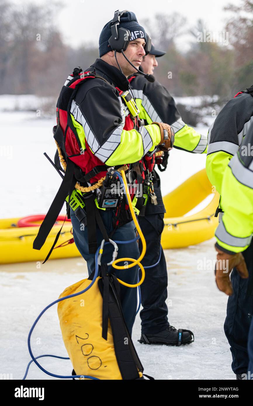 Les pompiers de la Direction des services d'urgence du Service des incendies organisent une formation de sauvetage en eau glacée le 11 janvier 2023, à Frozen Big Sandy Lake, sur South Post, à fort McCoy, Wisconsin. Banque D'Images