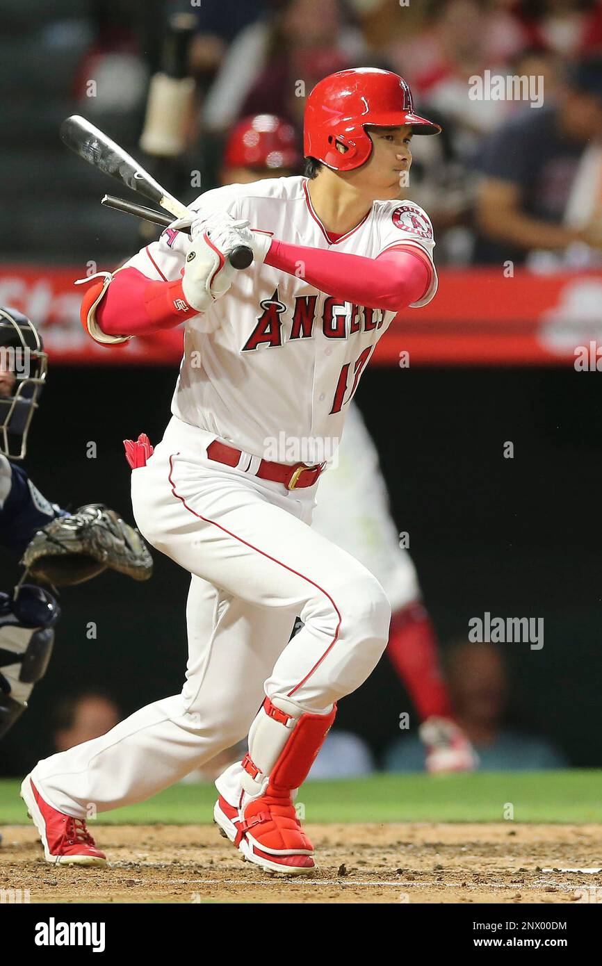 July 10, 2018: Los Angeles Angels designated hitter Shohei Ohtani (17) eyes his ground ball in the game between the Seattle Mariners and Los Angeles Angels of Anaheim, Angel Stadium in Anaheim, CA, Photographer: Peter Joneleit (Cal Sport Media via AP Images) Banque D'Images