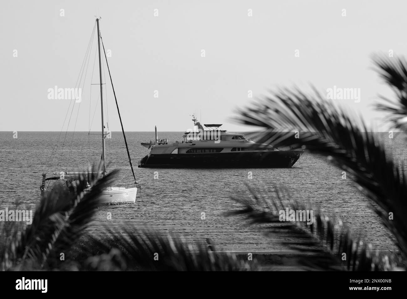 IOS, Grèce : 29 mai 2021 : vue sur un yacht et un voilier à la plage Mylopotas à iOS Grèce Banque D'Images