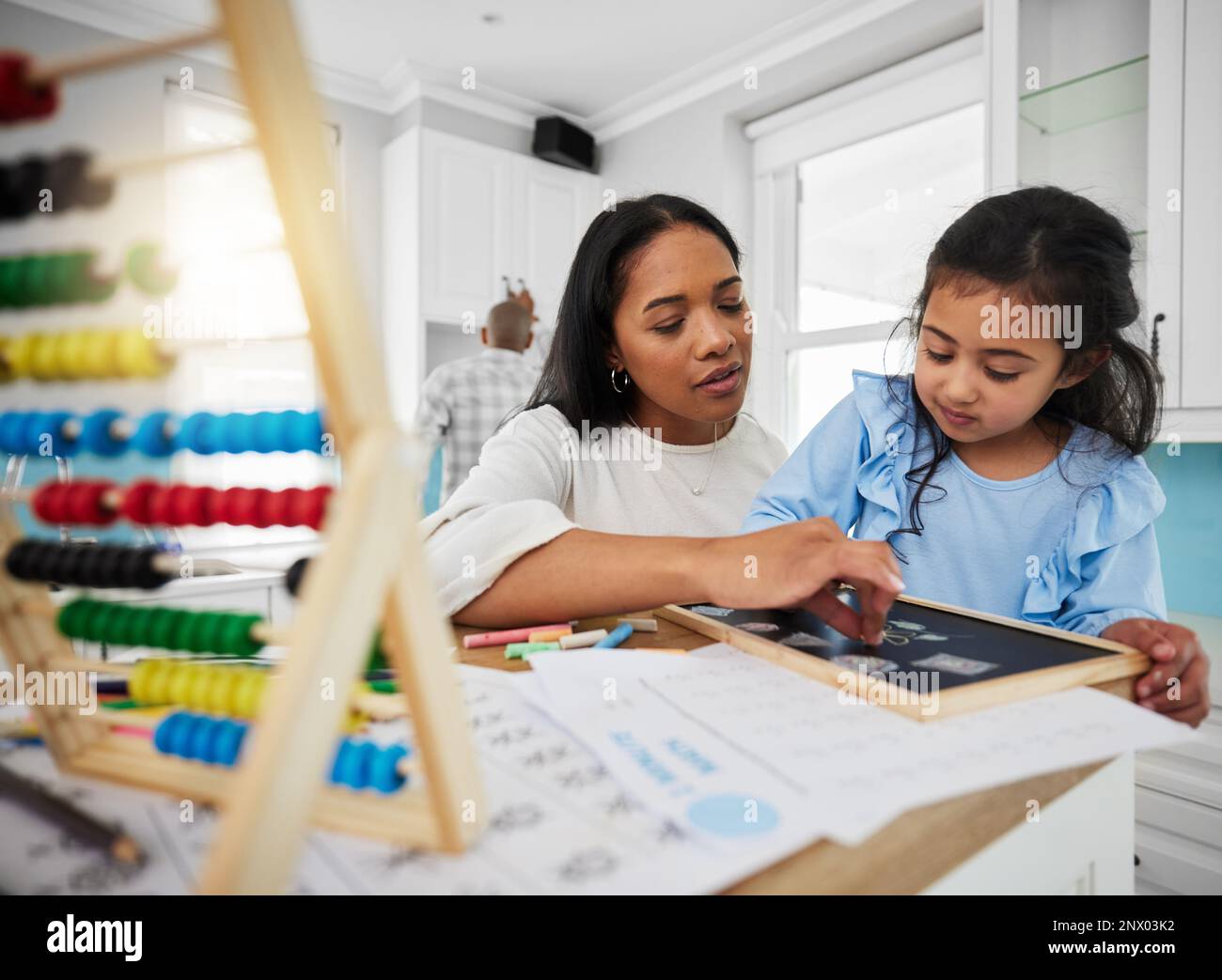 Enseignement, maths et mère avec éducation à domicile pour enfants, apprentissage et soutien au développement de l'enfant. Parents, femme ou famille aidant fille avec des nombres Banque D'Images