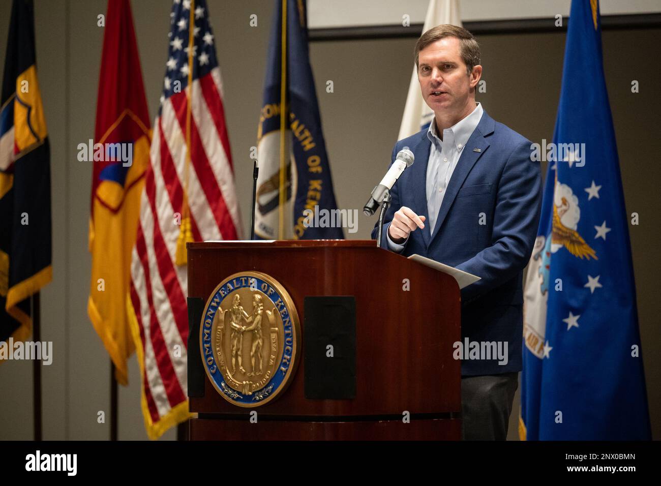 Kentucky Gov. Andy Beswear s'adresse à plus de 900 soldats et aviateurs de la Garde nationale du Kentucky lors de la Journée du développement du leadership, qui s'est tenue au Centre d'exposition du Kentucky à Louisville, Ky., le 5 février 2023. L'événement, pour les officiers et les troupes de rang supérieur, a également comporté des présentations des États-Unis Lieutenant général de la Force aérienne Marc Sasseville, vice-chef du Bureau de la Garde nationale; États-Unis Major de l'armée le général Troy Galloway, commandant adjoint de la Garde nationale de l'armée; États-Unis Général de l'armée Mark Landes, commandant de la première armée de l'est; États-Unis Général de l'armée Haldane Lamberton, adjudant général du Commonwealth Banque D'Images