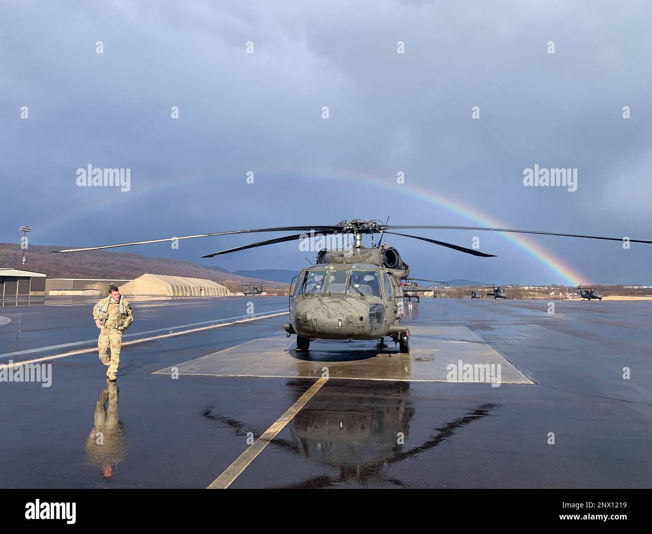 Un arc-en-ciel brille sur DES hélicoptères UH-60 Black Hawk à l'aérodrome de l'Armée de Muir après une tempête à fort Indiantown Gap, le 21 février 2023. Banque D'Images