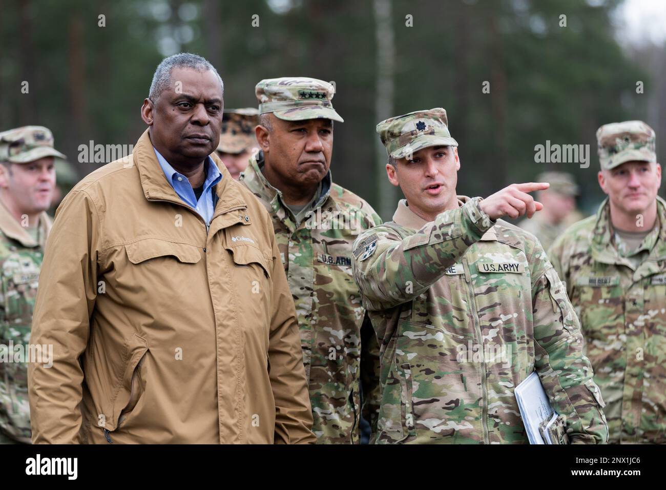 Le secrétaire à la Défense, Lloyd J. Austin III, rencontre des soldats affectés à l'équipe de combat de la 2nd Brigade, à la 1st Infantry Division et aux États-Unis Le Commandement de l’instruction militaire 7th de l’Armée de terre en Europe et en Afrique soutient l’instruction combinée des bataillons des forces armées ukrainiennes à Grafenwoehr, en Allemagne, le 17 février 2023. Cette semaine, le premier bataillon ukrainien a achevé sa formation sur le véhicule de combat Bradley M2, représentant la poursuite d’un effort mondial mené par les États-Unis et soutenu par plus de 50 nations pour aider l’Ukraine à se défendre contre la guerre brutale et non provoquée de la Russie, qui a commencé il y a près d’un an. Banque D'Images