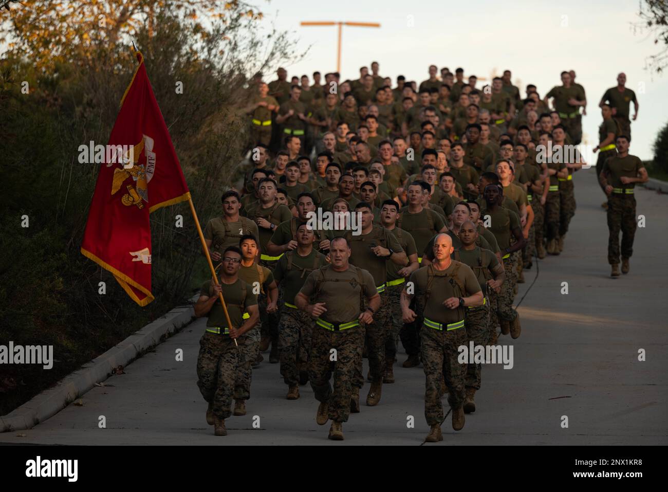 ÉTATS-UNIS Le colonel de la marine Patrick Eldridge, au centre, commandant du 11th Marine Regiment, 1st Marine Division, et le sergent Maj Jeffery Vandentop, à droite, le sergent-major de 11th Marines, dirigent une course régimentaire lors d’une célébration annuelle de la Saint Barbara au camp de base du corps de la Marine, Pendleton, en Californie, le 12 janvier 2023. Les régiments d'artillerie du corps des Marines célèbrent St. Barbara, la sainte patronne des artilerymen, avec des événements de construction de camaraderie tels qu'une course régimentaire, le tug-de-guerre, les courses de relais et de Humvee tire. Banque D'Images