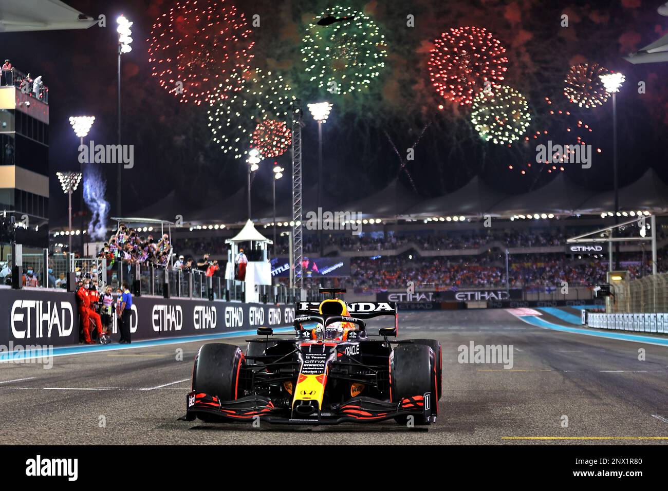 Photo du dossier du 12-12-2021 du Max Verstappen de Red Bull célébrant la victoire de son premier championnat du monde de Formule 1 au Grand Prix d'Abou Dhabi. Date de publication : mercredi 1 mars 2023. Banque D'Images