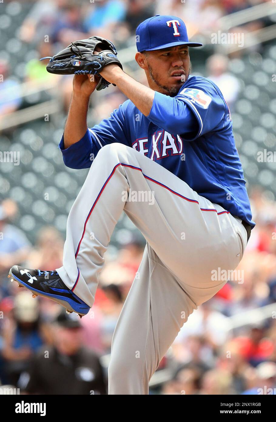 MINNEAPOLIS, MN - JUNE 23: Texas Rangers Pitcher Yovani Gallardo (49) delivers a pitch during a MLB game between the Minnesota Twins and Texas Rangers on June 23, 2018 at Target Field in Minneapolis, MN.(Photo by Nick Wosika/Icon Sportswire) (Icon Sportswire via AP Images) Banque D'Images