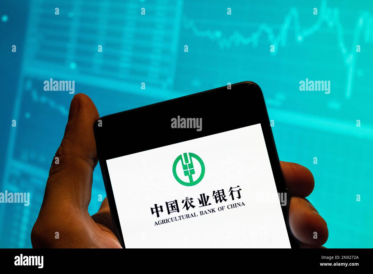 Chine. 19th févr. 2023. Dans cette illustration, le logo de la société bancaire chinoise Agricultural Bank of China est affiché sur un smartphone avec un graphique d'indice boursier économique en arrière-plan. Crédit : SOPA Images Limited/Alamy Live News Banque D'Images